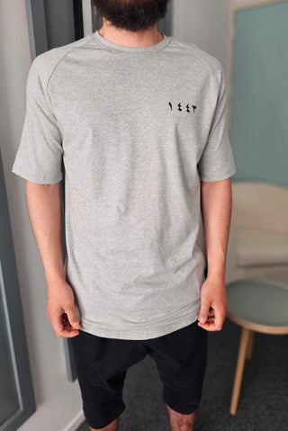 Grijs T-shirt ١٤٤٣ van Qawy