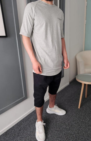 Grijs T-shirt ١٤٤٣ van Qawy