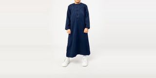 Jongen in een navy qamis tot net boven de enkel
