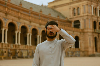 Man in een lichte qamis met een ring aan zijn hand op de Plaza de España in Sevilla