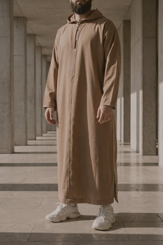 Djellaba voor mannen in camel in een betonnen colonnade